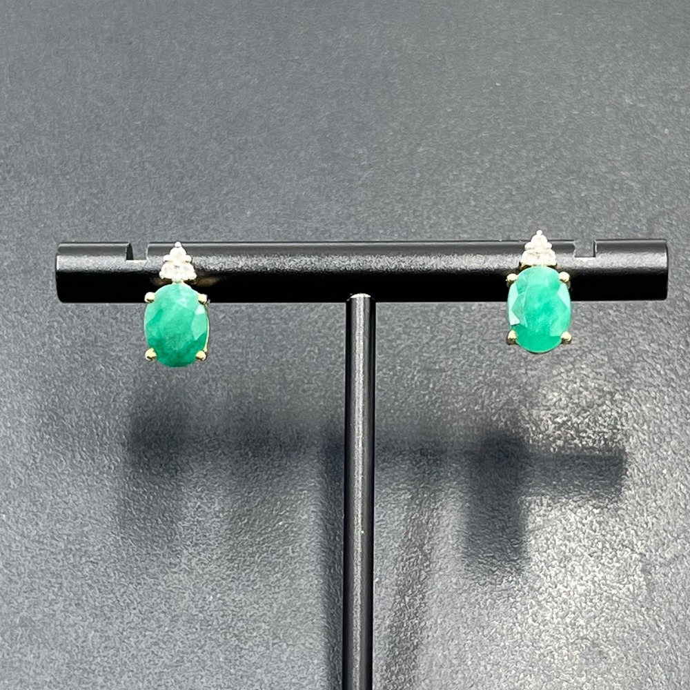 GE Brand 14K Yellow Gold Oval Natural Chrysoprase Diamond Pierced Stud Earrings